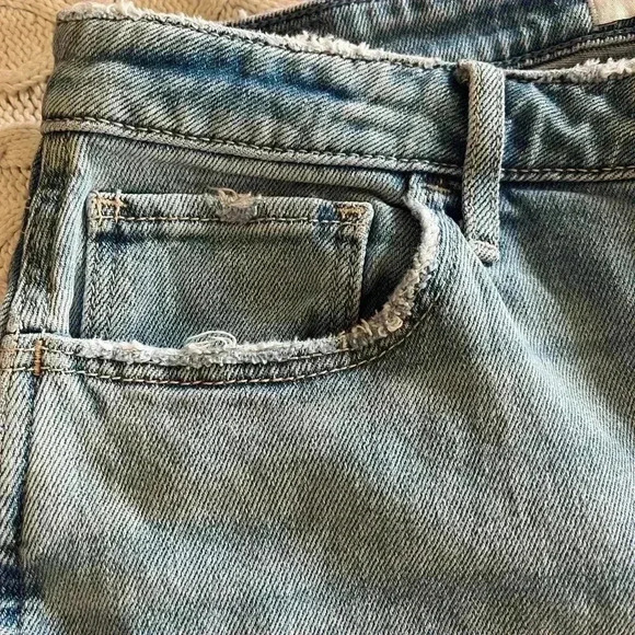 Hollister Curvy High Rise Mom Jean Size 13 - Picture 6 of 16